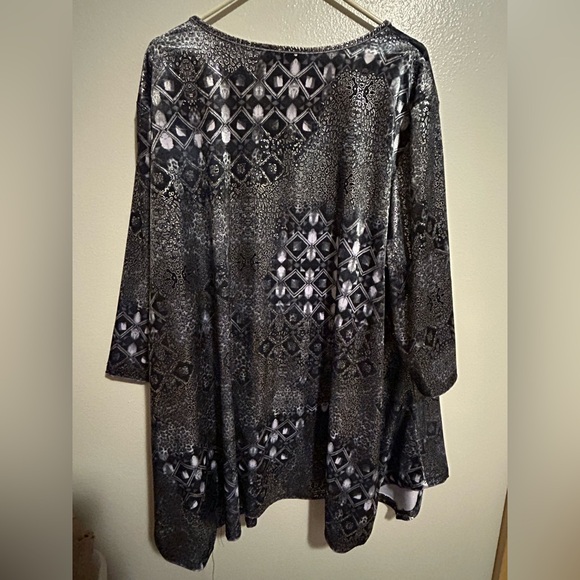 “On The Plus Side” Tunic with Button Accents - Picture 4 of 5